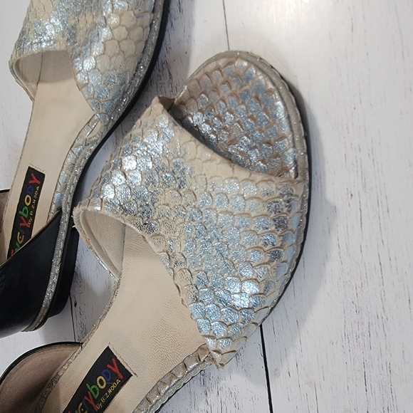 Elegant Silver and Black Sandals with Glossy Toe - Picture 3 of 7